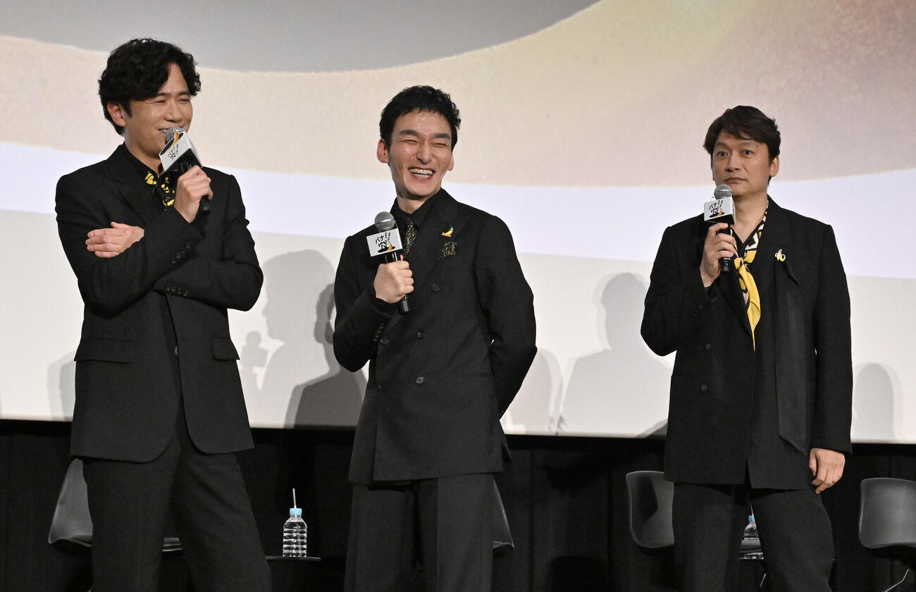 映画「バナ穴BANA_ANA」公開記念イベントでトークセッションする、左から稲垣吾郎、草彅剛、香取慎吾（撮影・千葉一成）