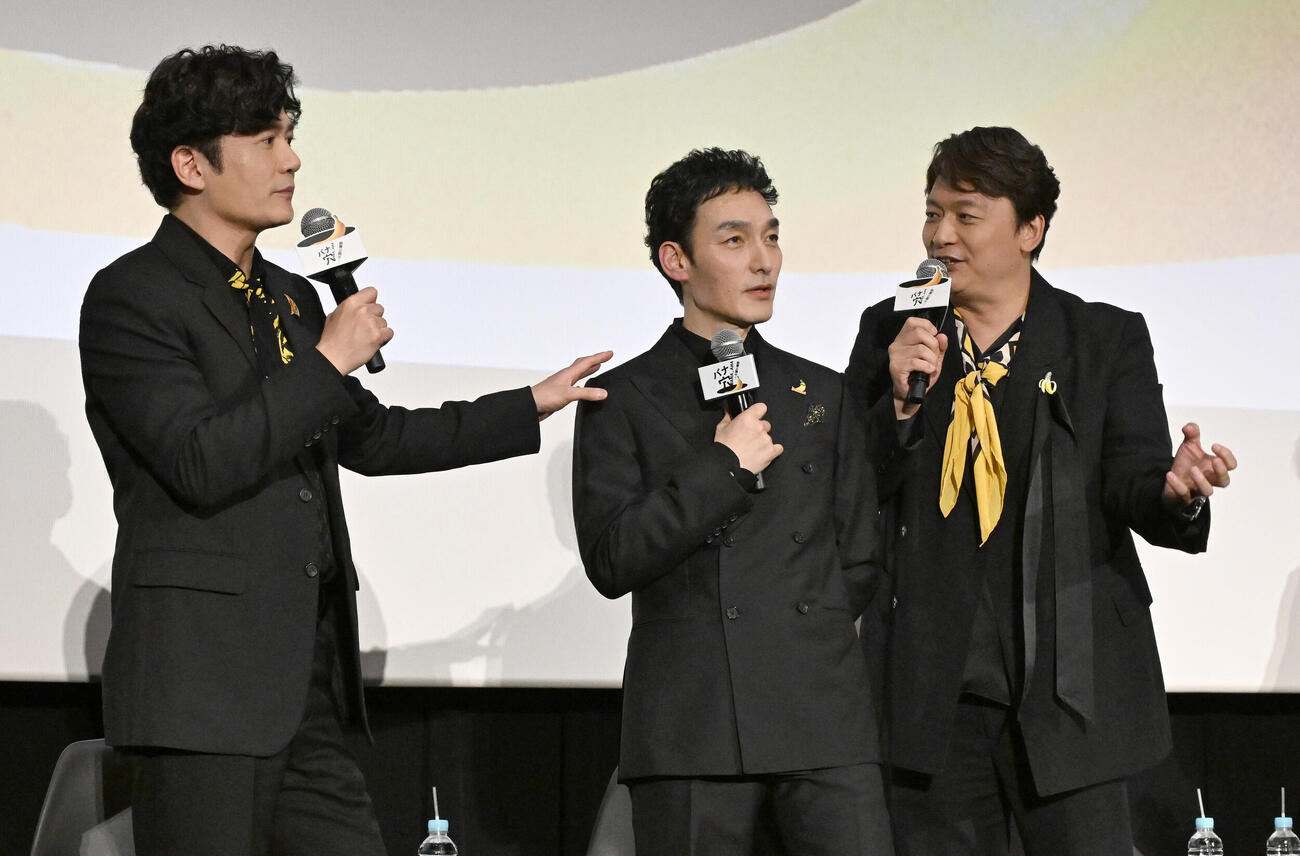映画「バナ穴BANA_ANA」公開記念イベントでトークセッションする、左から稲垣吾郎、草彅剛、香取慎吾（撮影・千葉一成）