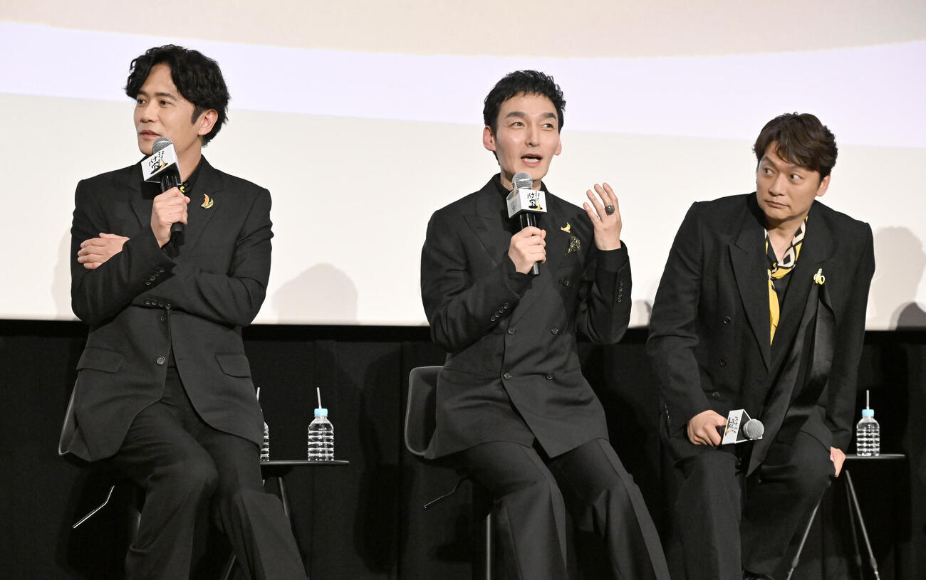 映画「バナ穴BANA_ANA」公開記念イベントに登場した、左から稲垣吾郎、草彅剛、香取慎吾（撮影・千葉一成）