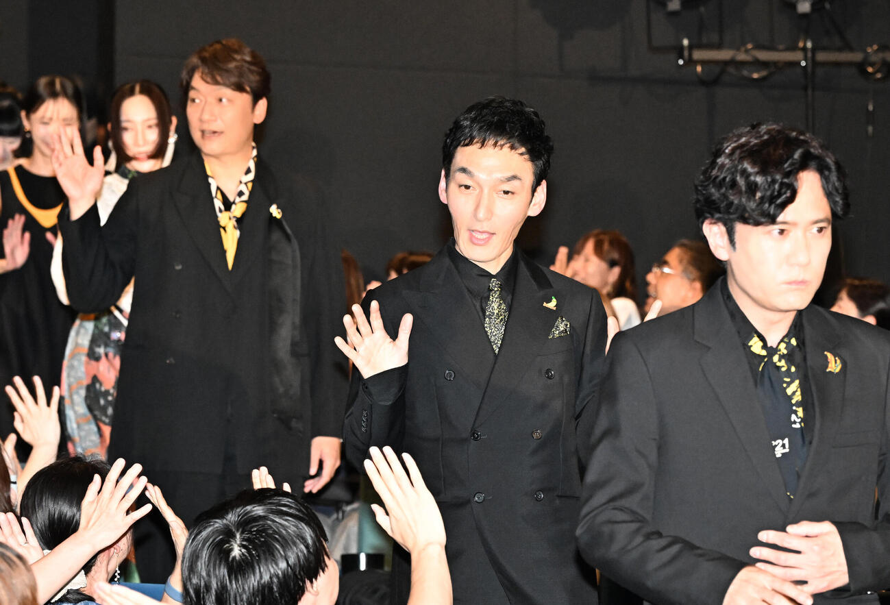 映画「バナ穴BANA_ANA」公開記念イベントに登場した、右から稲垣吾郎、草彅剛、香取慎吾ら（撮影・千葉一成）