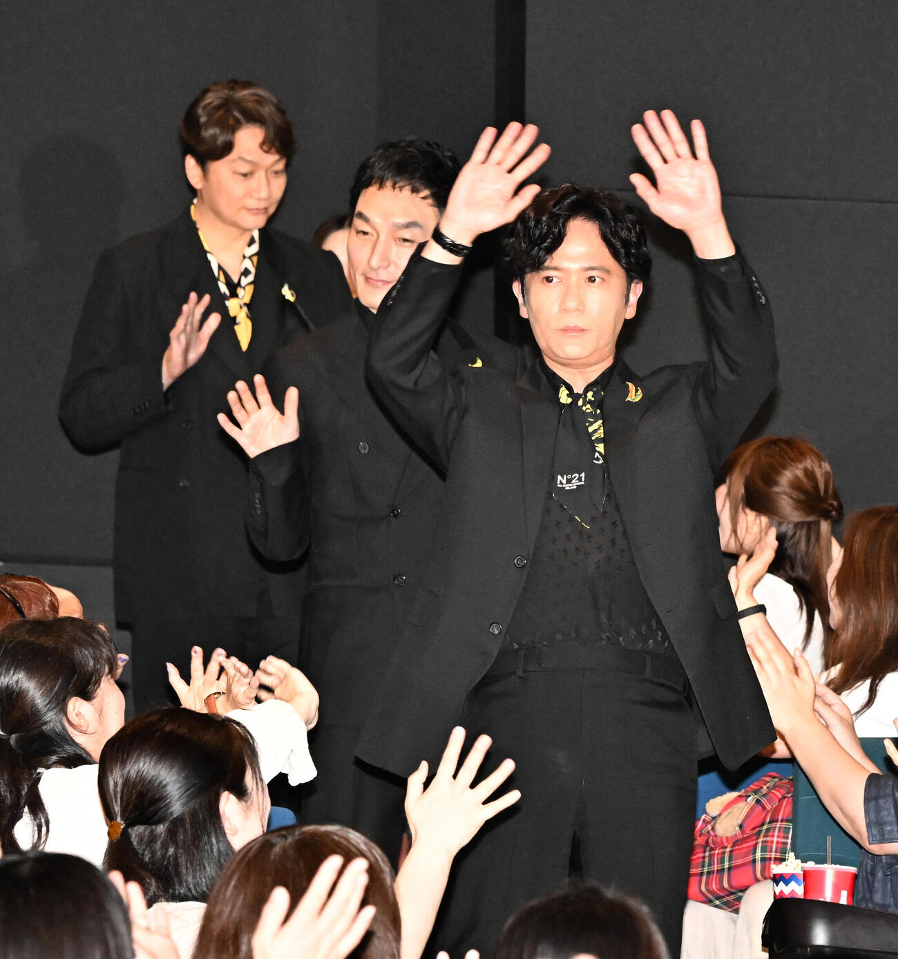 映画「バナ穴BANA_ANA」公開記念イベントに登場した、右から稲垣吾郎、草彅剛、香取慎吾ら（撮影・千葉一成）