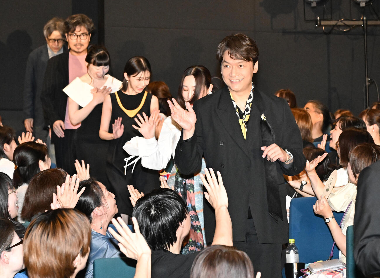 映画「バナ穴BANA_ANA」公開記念イベントに登場した、右から香取慎吾ら出演者（撮影・千葉一成）