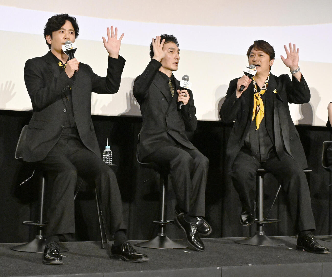 映画「バナ穴BANA_ANA」公開記念イベントに登場した、左から稲垣吾郎、草彅剛、香取慎吾（撮影・千葉一成）