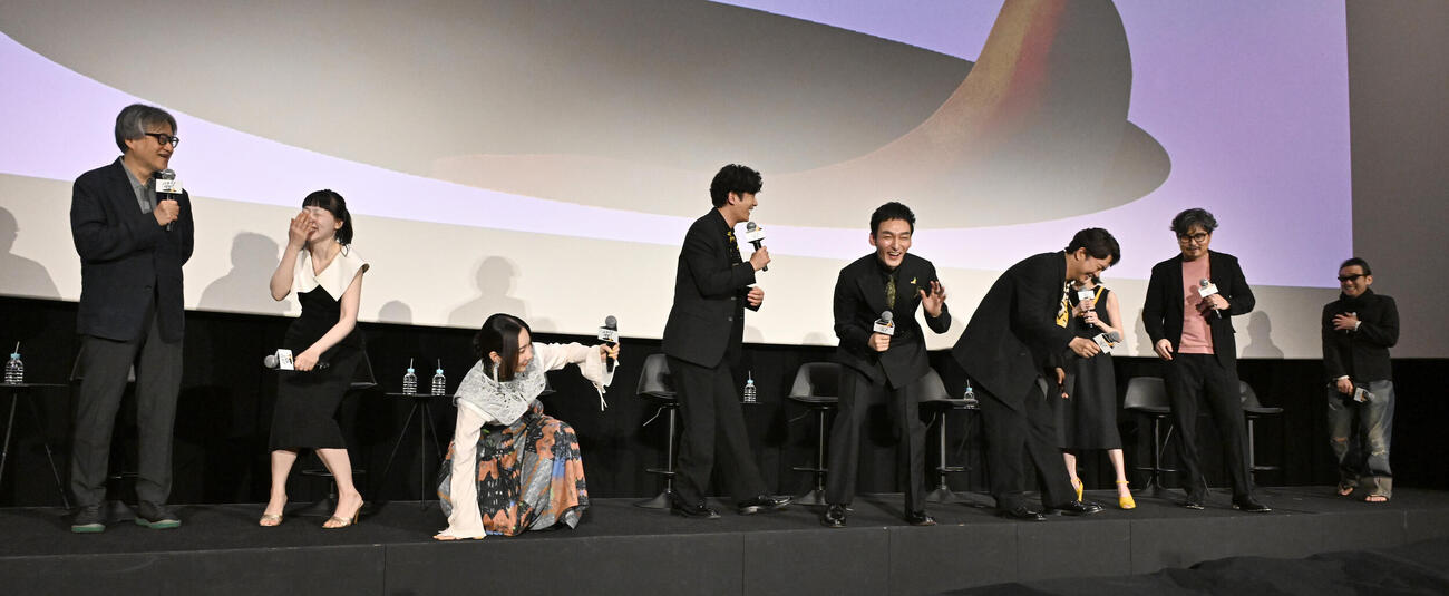 映画「バナ穴BANA_ANA」公開記念イベントでトークセッションする、左から山内ケンジ監督、鄭亜美、ファーストサマーウイカ、稲垣吾郎、草彅剛、香取慎吾、趣里、小澤征爾、吹石満（撮影・千葉一成）