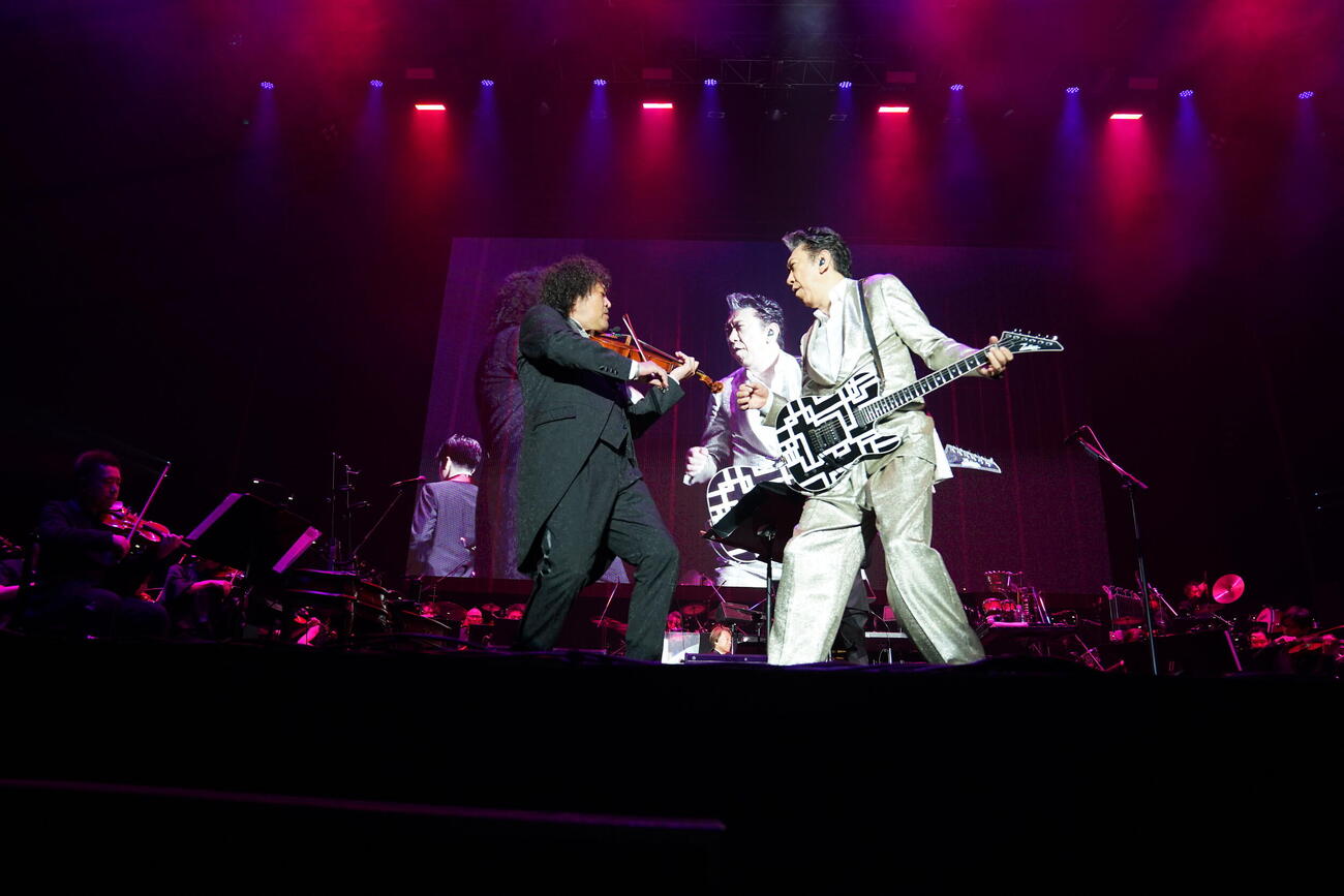 「葉加瀬太郎音楽祭2026」で演奏する葉加瀬太郎（左）と布袋寅泰（Michiko Yamamoto撮影）