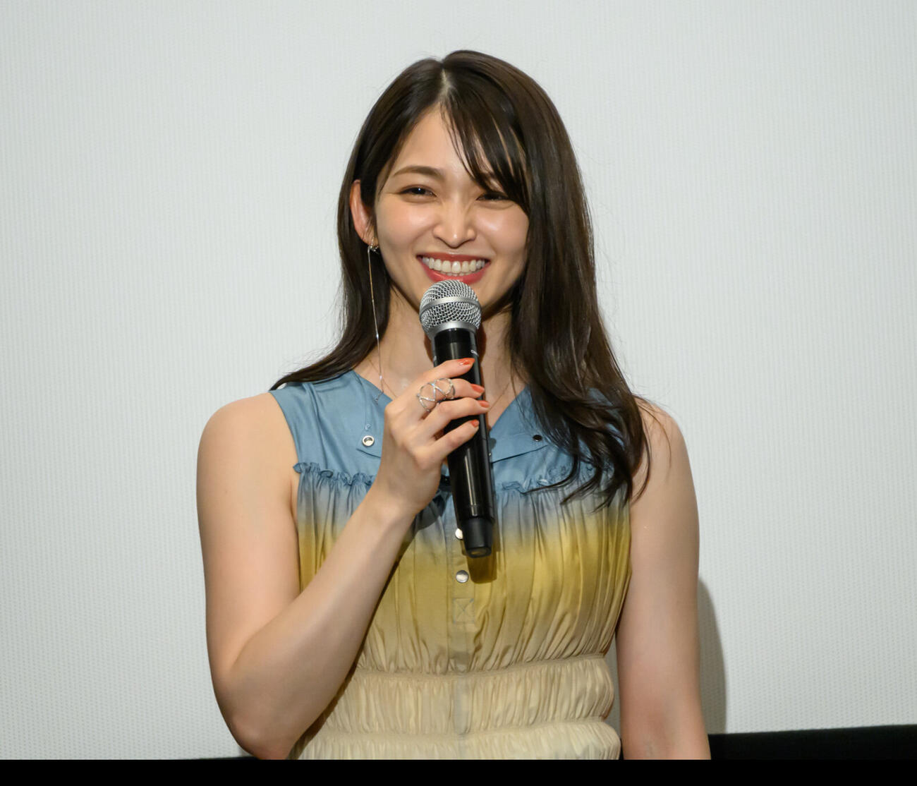 映画「ひとりたび」初日舞台あいさつに出席した岡本玲