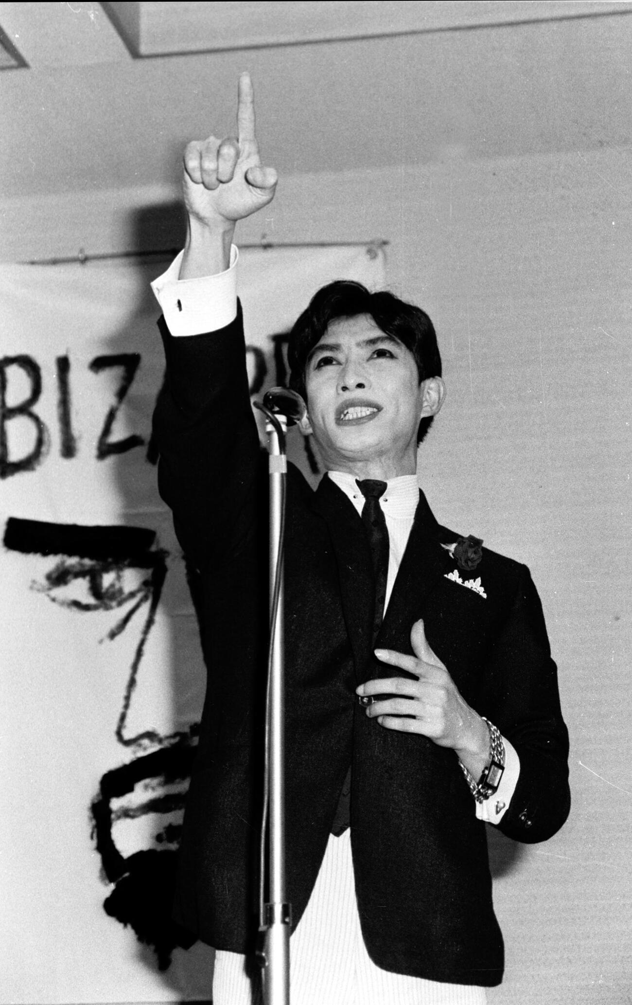 1965年、熱唱する丸山明宏（美輪明宏）