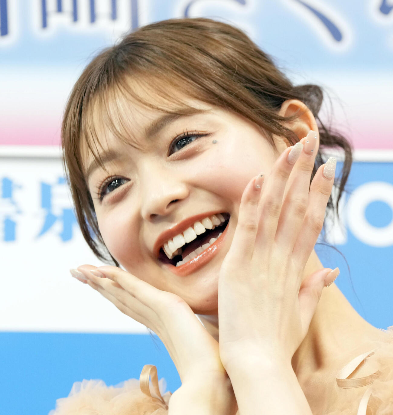 取材会でポーズを決める田﨑さくら（撮影・たえ見朱実）