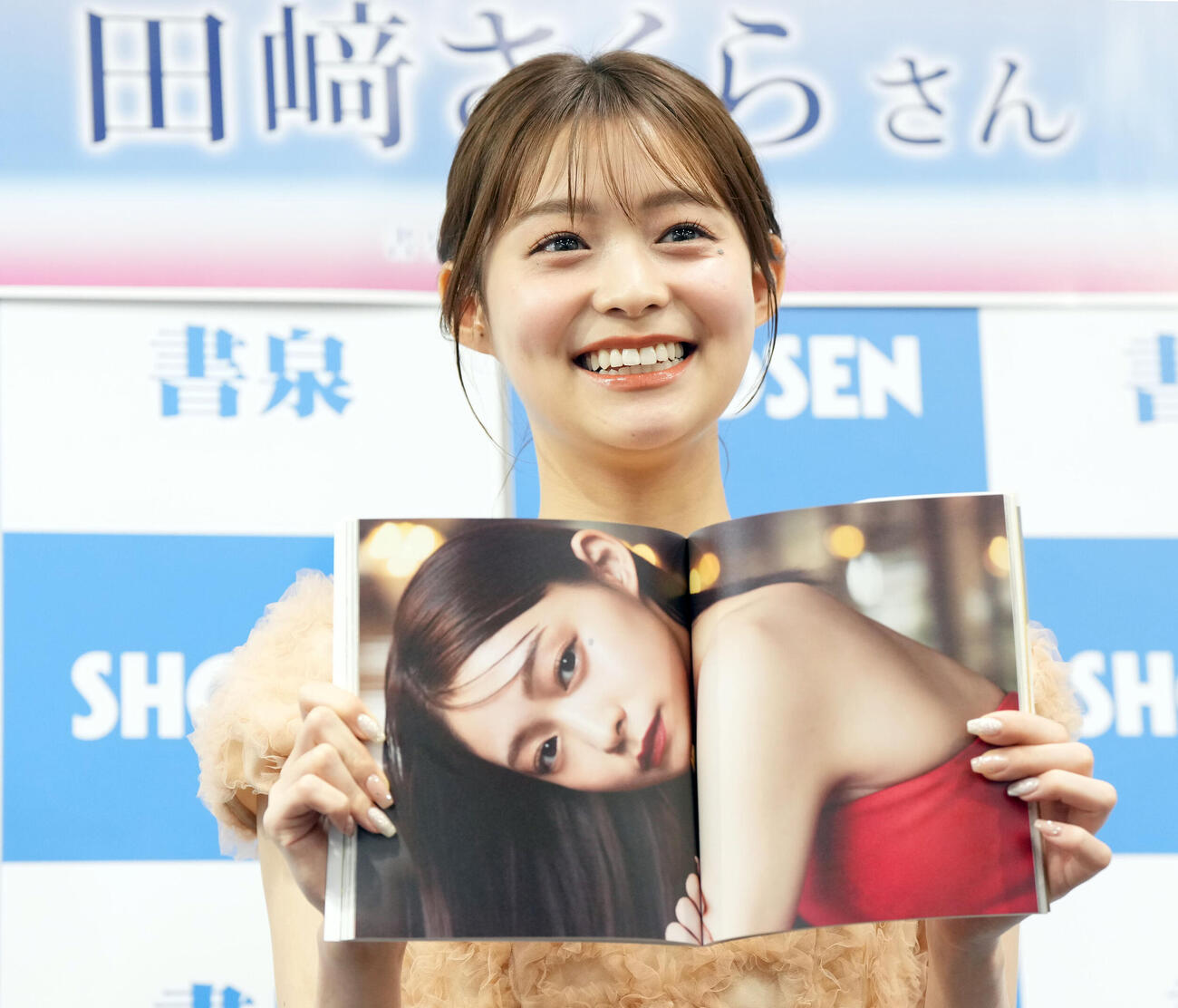お気に入りのページを披露する田﨑さくら（撮影・たえ見朱実）