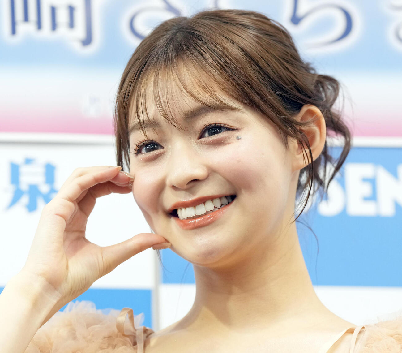 取材会でポーズを決める田﨑さくら（撮影・たえ見朱実）