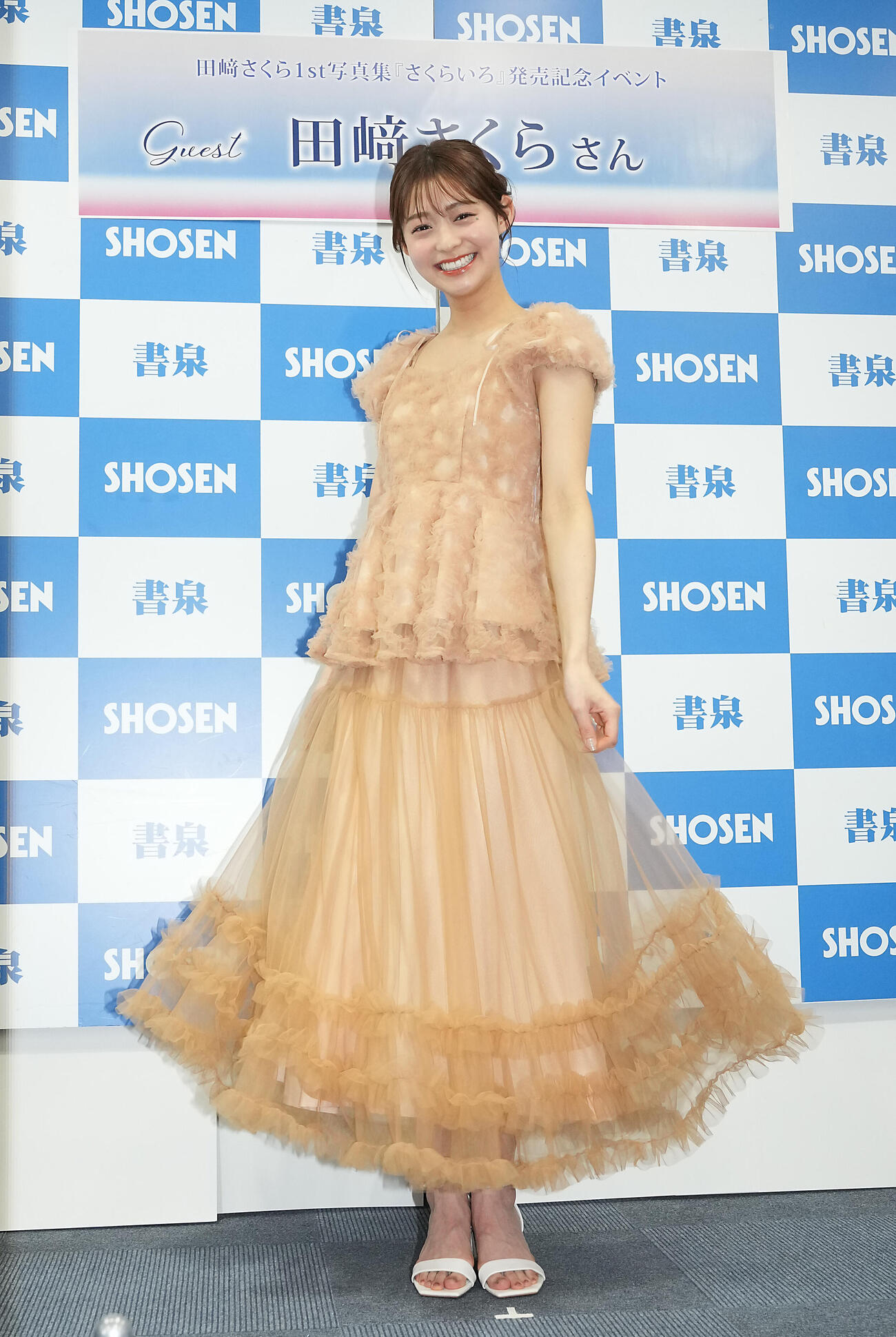 初写真集を発売し、笑顔を見せる田﨑さくら（撮影・たえ見朱実）