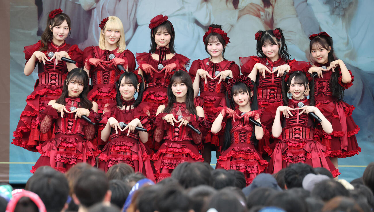 新曲発売イベントを行った≠ME。前列左から蟹沢萌子、鈴木瞳美、冨田菜々風、永田詩央里、谷崎早耶、後列左から河口夏音、川中子奈月心、尾木波菜、本田珠由記、櫻井もも、落合希来里（撮影・中島郁夫）