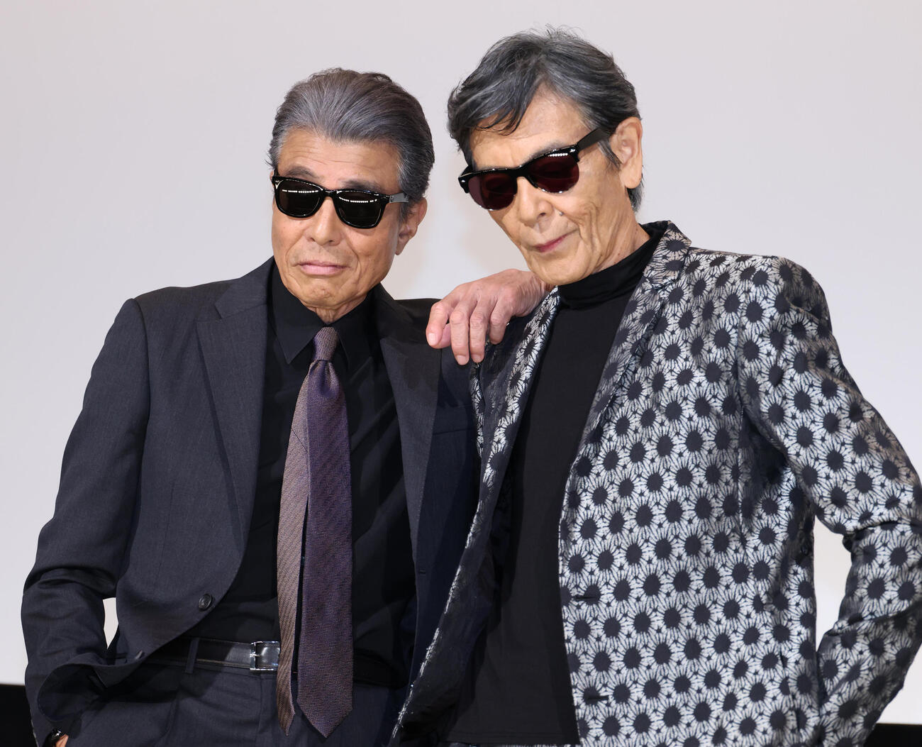 映画「あぶない刑事」舞台あいさつで記念撮影する舘ひろし（左）と柴田恭兵（2025年6月撮影）