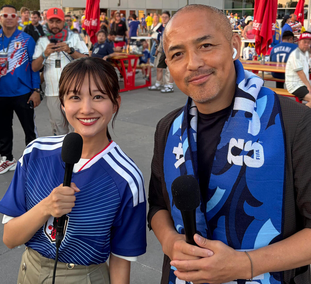 W杯北中米大会の現地取材に奮闘する、フジテレビ原田葵アナウンサー（左）と小野伸二氏（右）