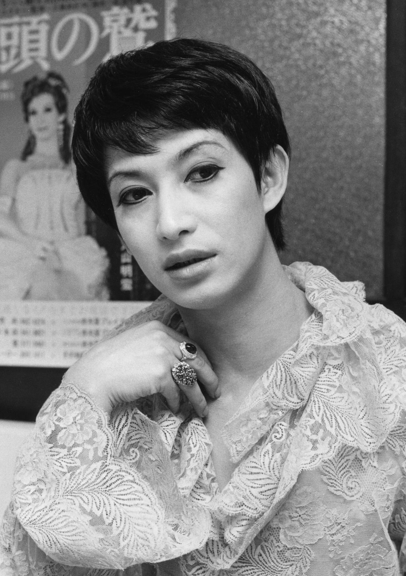 68年9月、インタビューに答える美輪明宏（当時丸山明宏）さん（共同）