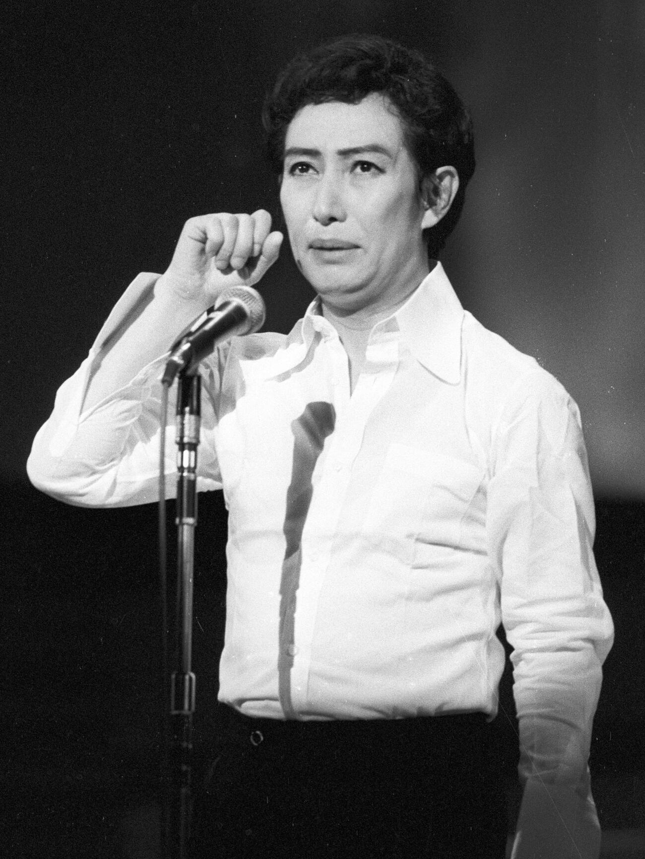 85年6月、「ヨイトマケの唄」を歌う美輪明宏さん（共同）