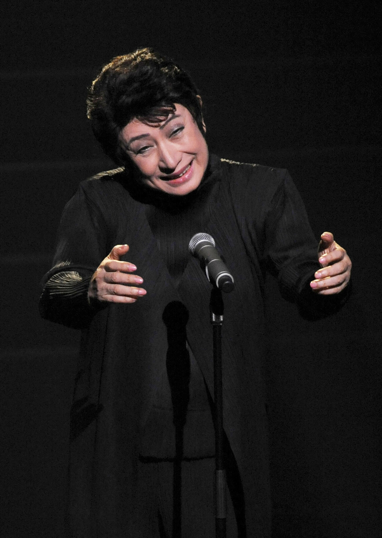 12年12月、第63回NHK紅白歌合戦で「ヨイトマケの唄」を歌う美輪明宏さん（共同）