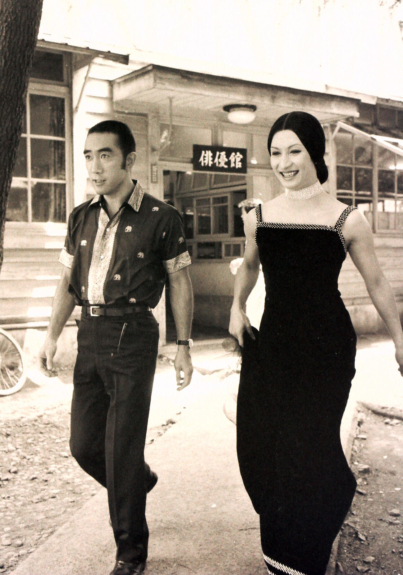 1968年7月23日、「黒蜥蜴」の映画化で出演を買って出た三島由紀夫(左）と談笑しながら歩く丸山明宏（美輪明宏）