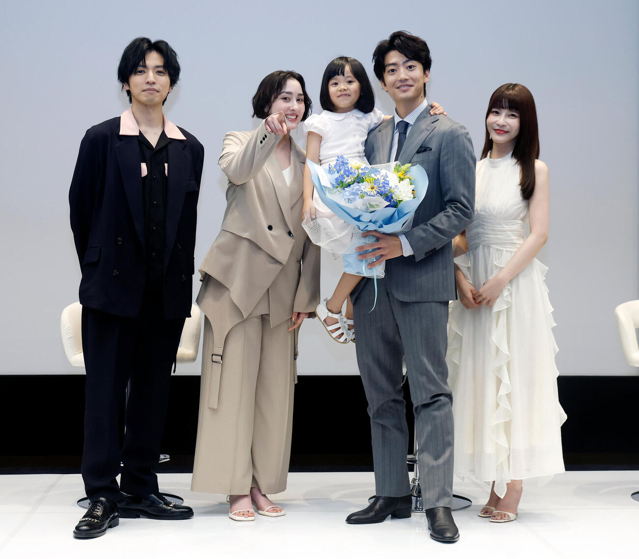 フォトセッションを行った、左から桐山漣、早見あかり、久場音葉、伊藤健太郎、岸明日香（撮影・山本朝陽）