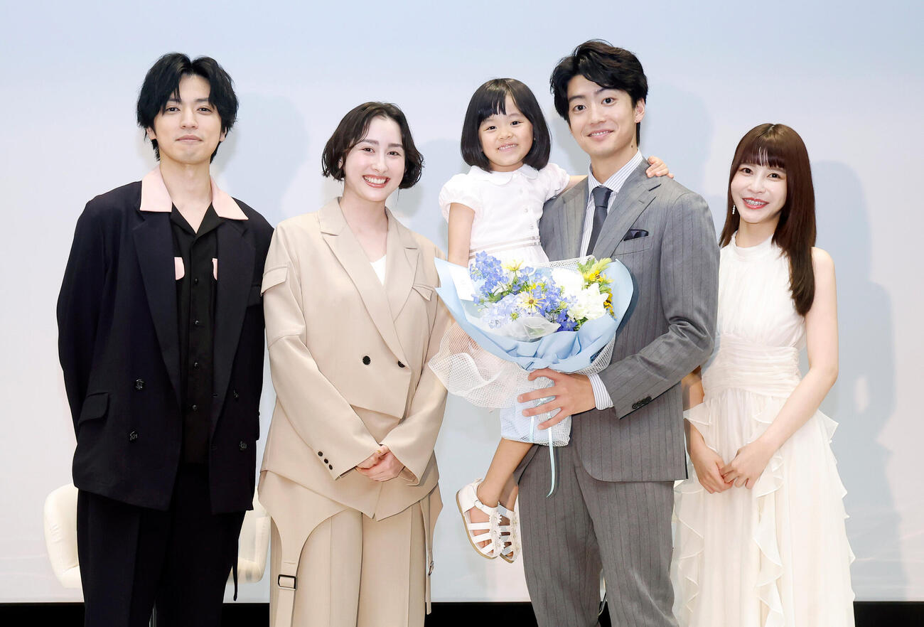 フォトセッションを行った登壇者、左から桐山漣、早見あかり、久場音葉、伊藤健太郎、岸明日香（撮影・山本朝陽）