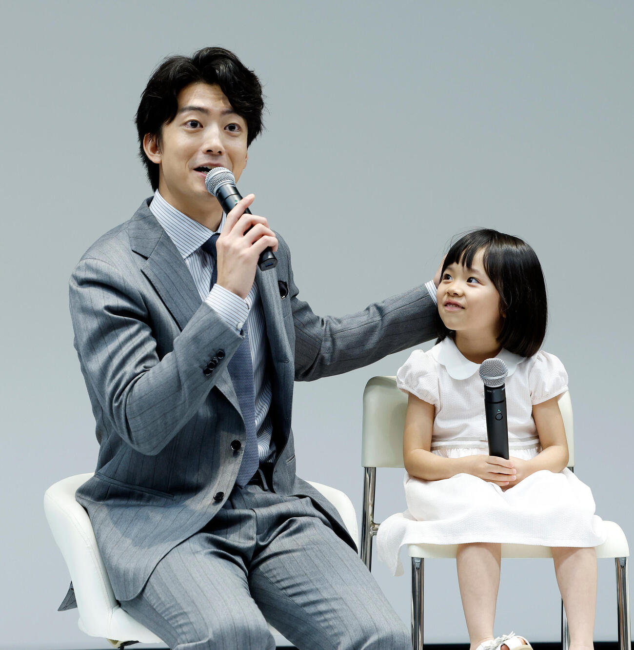 久場音葉（右）の頭をなでながらエピソードを語る伊藤健太郎（撮影・山本朝陽）
