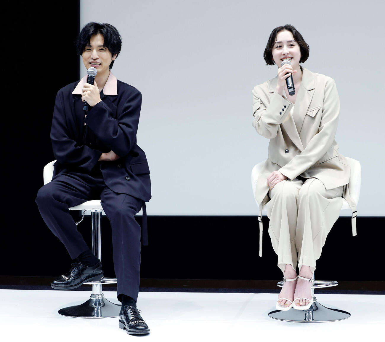 夫婦役を演じた桐山漣（左）と早見あかり（撮影・山本朝陽）