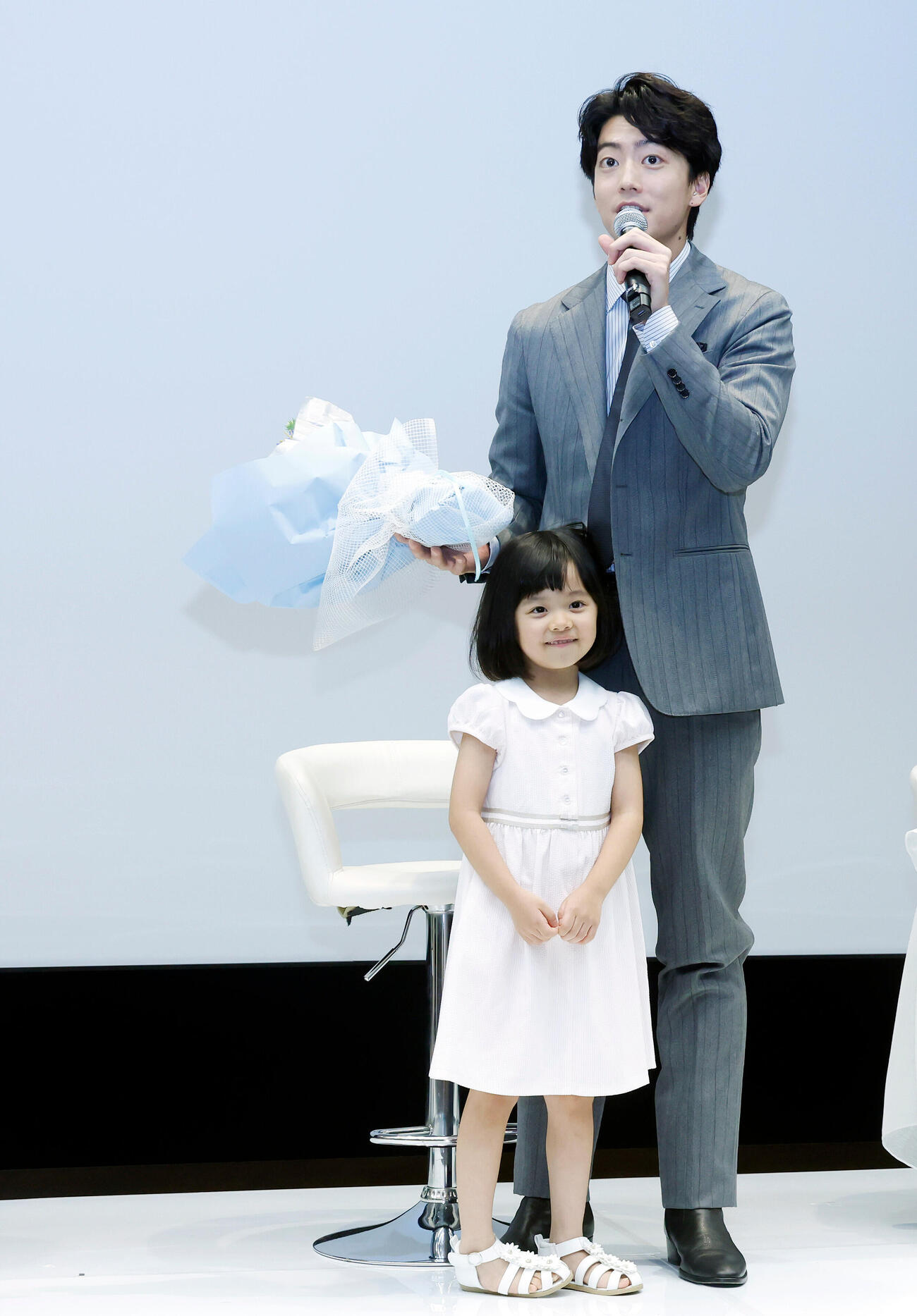6月30日に誕生日を迎える伊藤健太郎（上）は久場音葉からサプライズで花束を貰い、驚きながら話す（撮影・山本朝陽）