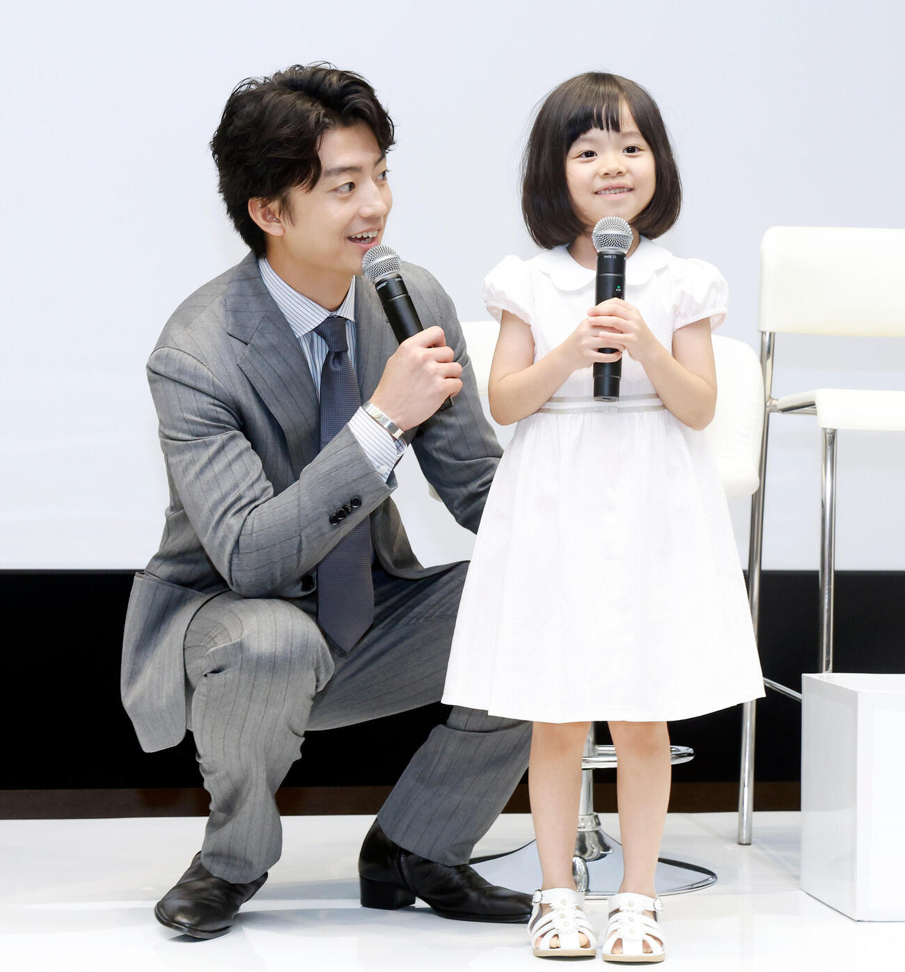集まった観客にあいさつをする久場音葉と見守る伊藤健太郎（左）（撮影・山本朝陽）