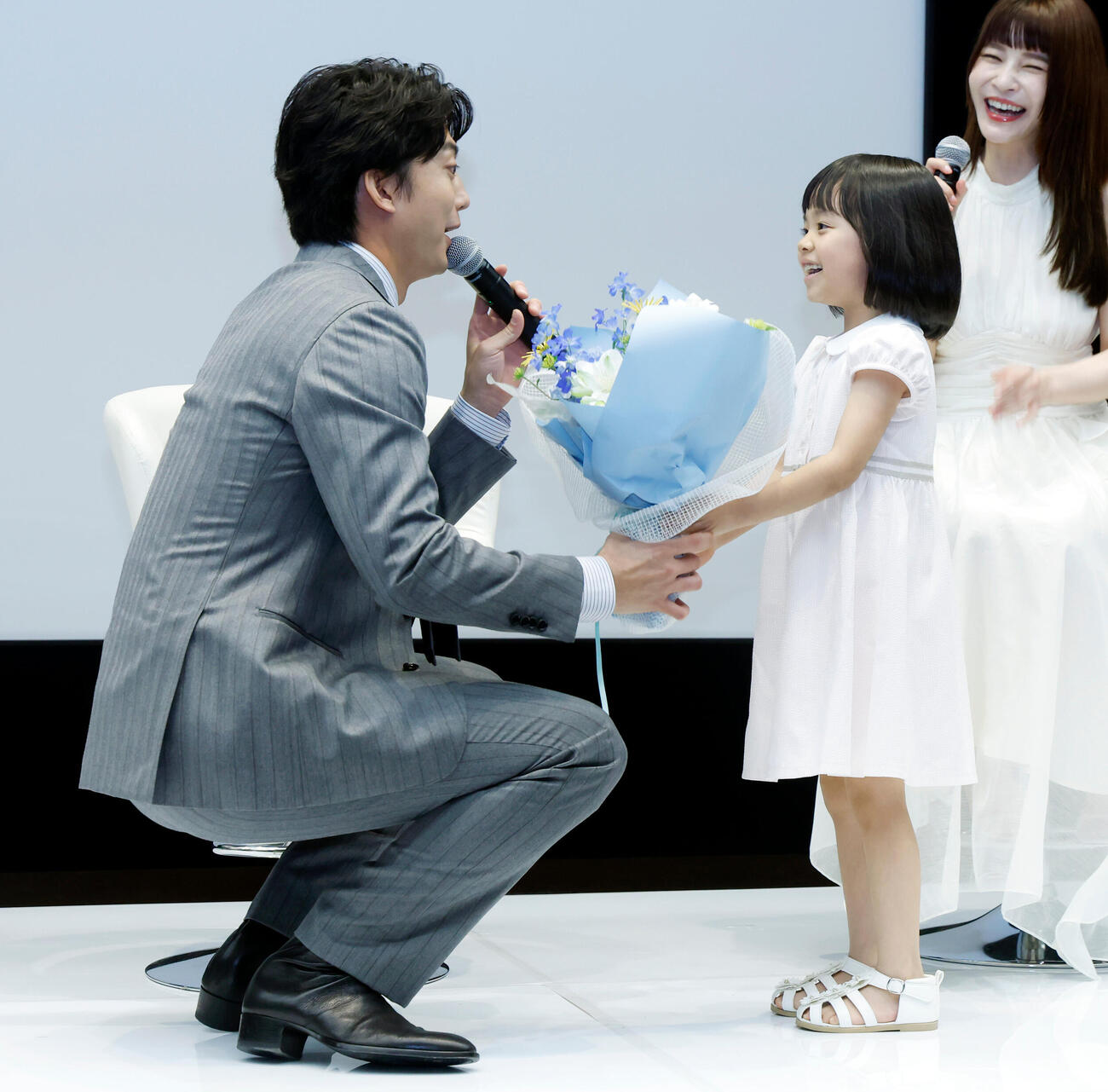 6月30日に誕生日を迎える伊藤健太郎（左）にサプライズで花束を渡す久場音葉（撮影・山本朝陽）