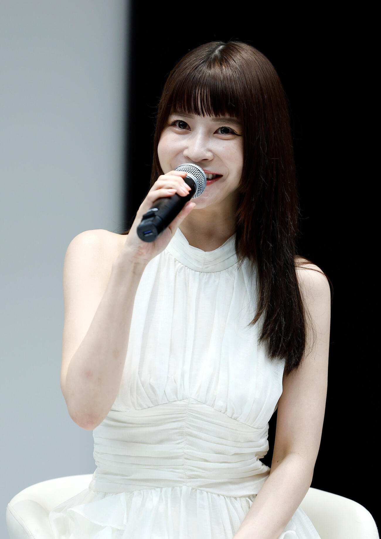 あいさつをする岸明日香（撮影・山本朝陽）