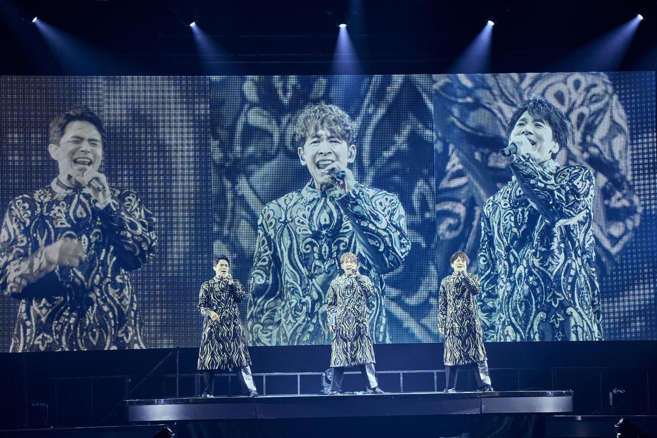 「20th Century Live Tour 2026　～唄う人　踊る人」東京初日公演でパフォーマンスする20th Century、左から井ノ原快彦、坂本昌行、長野博
