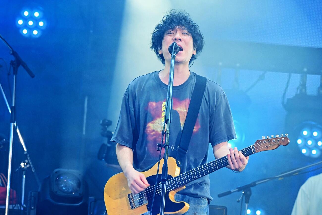 スタジアムツアー「Grateful Yesterdays Tour 2026」熊本公演で歌唱する清水依与吏（半田安政撮影）