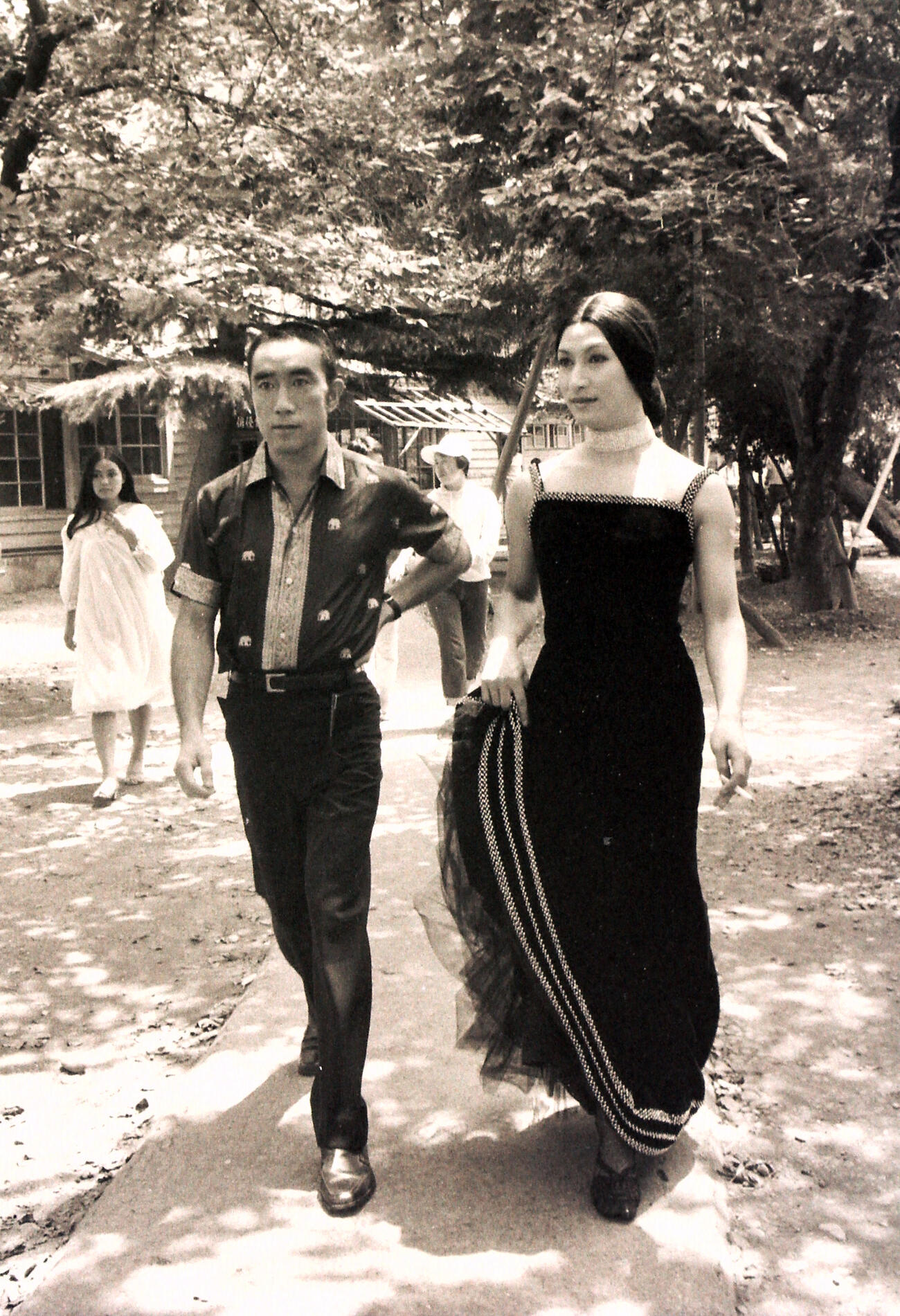 1968年7月23日、「黒蜥蜴」の映画化で出演を買って出た三島由紀夫(左）と談笑しながら歩く丸山明宏（美輪明宏）
