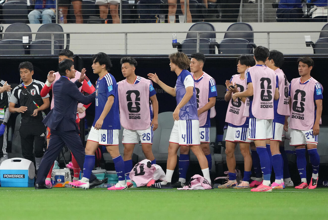 日本対スウェーデン　引き分け選手らとタッチを交わす森保一監督（左端）（撮影・足立雅史）＝2026年6月25日