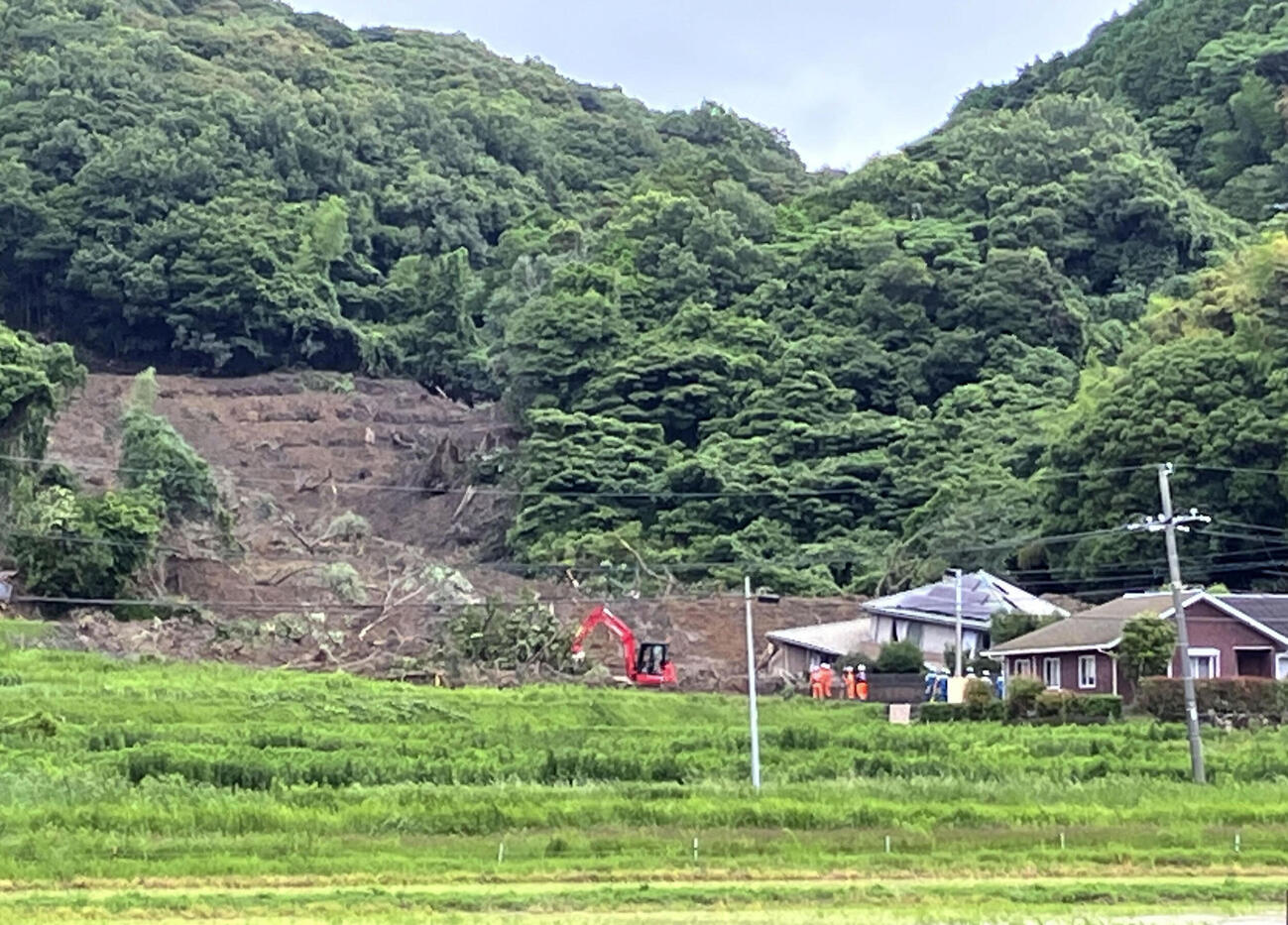 山口県平生町で発生した土砂崩れの現場＝27日午前（中国新聞社提供）