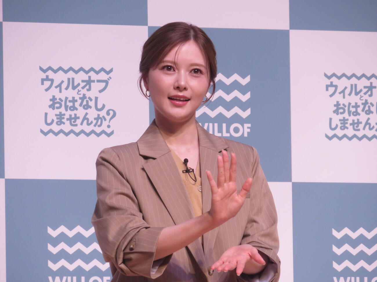 「ウィルオブ新CM発表会」に登壇した白石麻衣