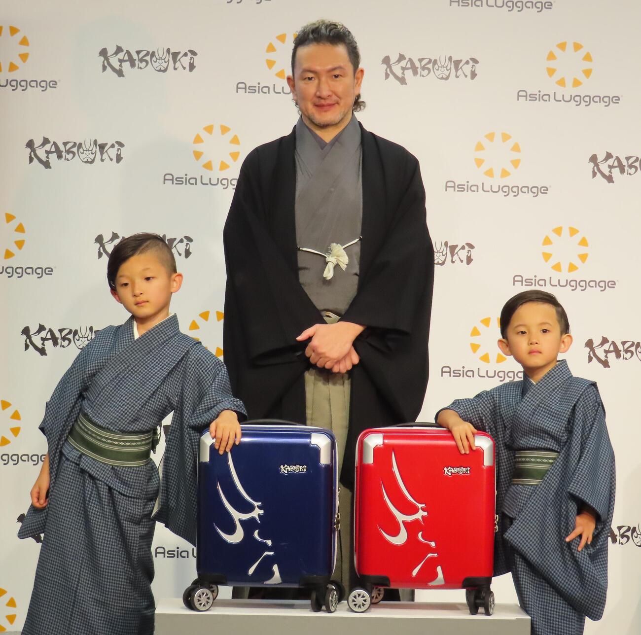 アジア・ラゲージの新商品発表会に出席した、左から中村陽喜、中村獅童、中村夏幹