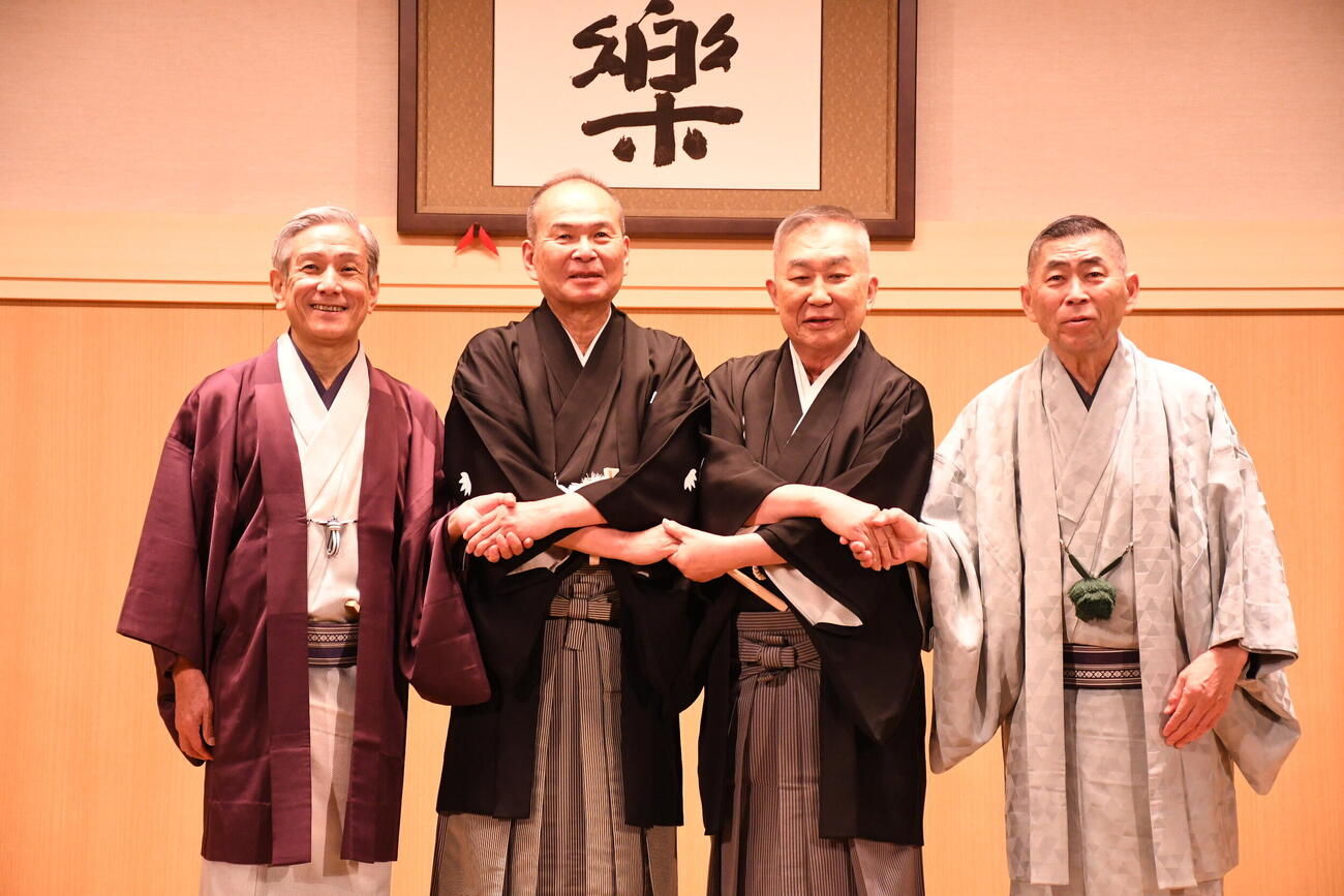 上方落語協会新体制お披露目記者会見に出席した、左から、桂米團治副会長、笑福亭仁智会長、桂文枝最高顧問、桂南光（撮影・阪口孝志）