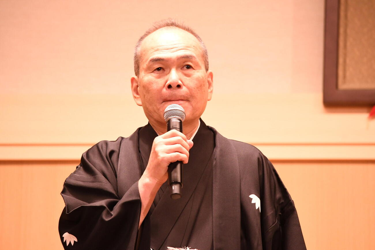 上方落語協会新体制お披露目記者会見に出席した、上方落語協会会長の笑福亭仁智（撮影・阪口孝志）