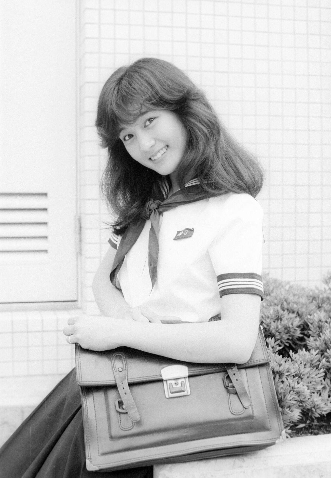 テレビ朝日「おさな妻私を抱いて…16歳の初夜」で主演する女子美大付高2年の安田成美（1983年7月撮影）