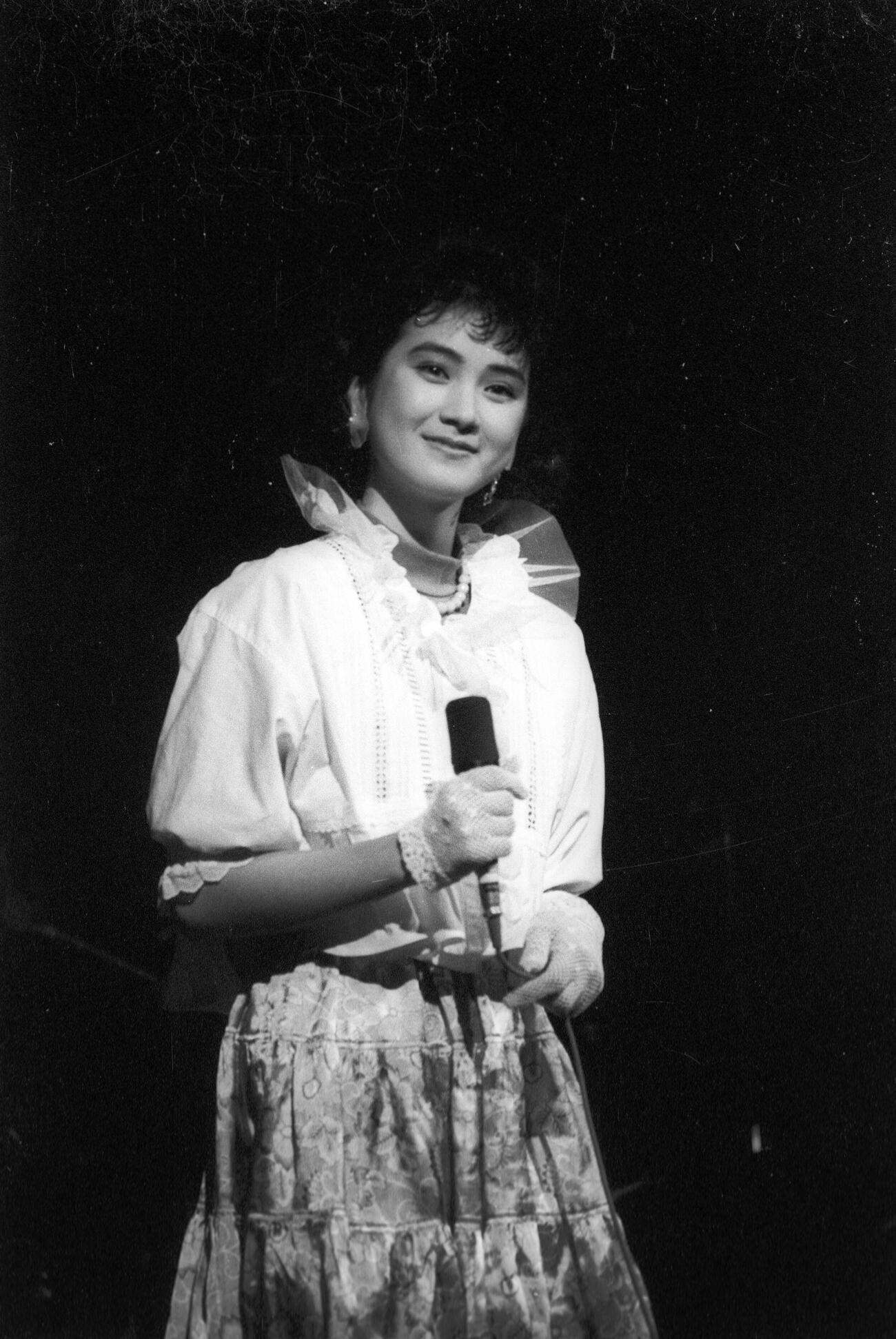 初コンサートで声は震え足はガクガクという安田成美（1985年5月撮影）