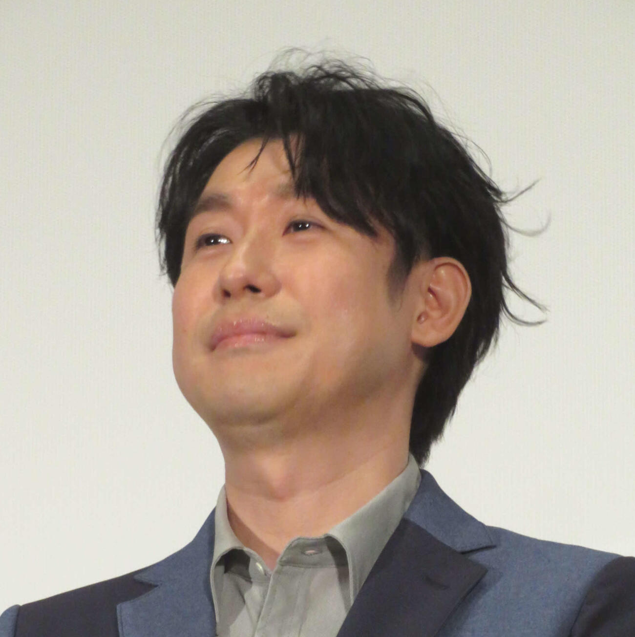 鈴村健一（2022年4月撮影）