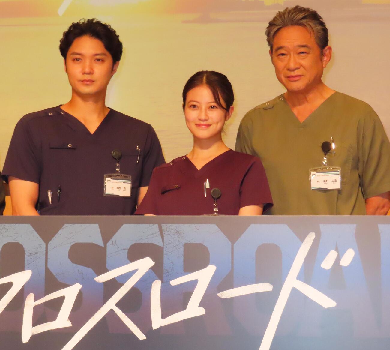テレビ朝日系「クロスロード　～救命救急の約束～」の試写イベンに出席した、左から磯村勇斗、今田美桜、船越英一郎