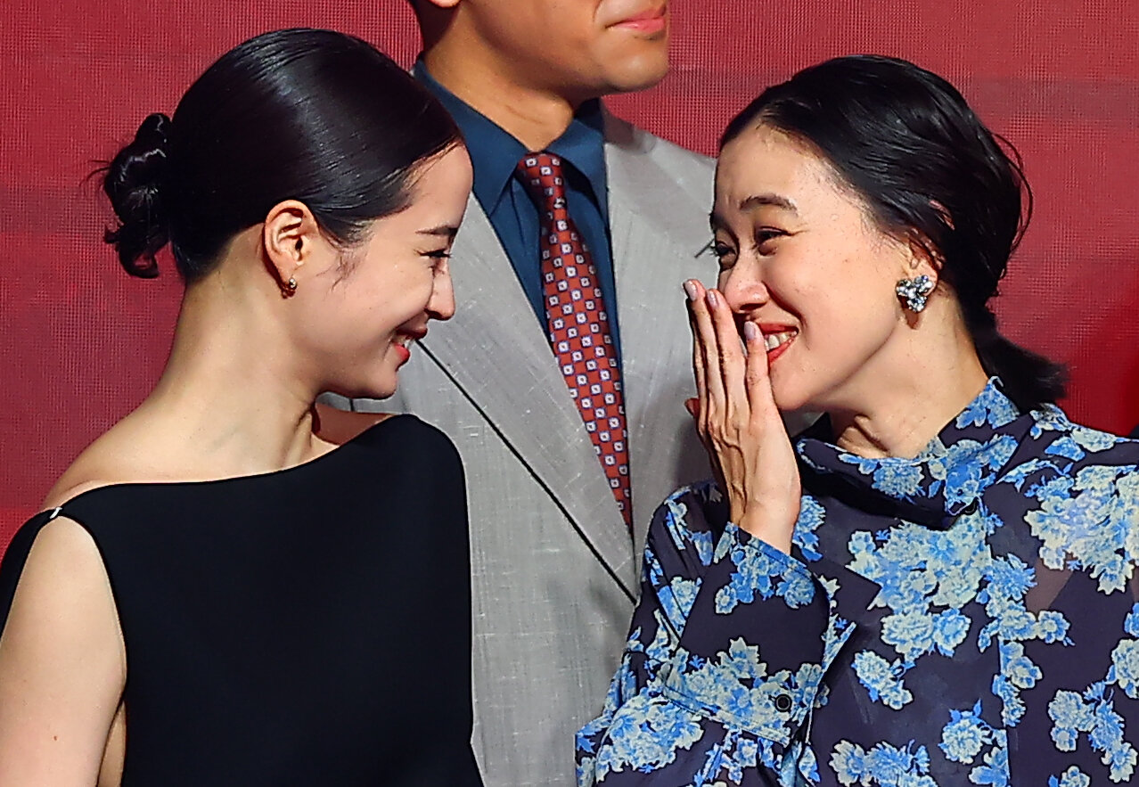 Netflixシリーズ「ガス人間」配信記念イベントに登場した広瀬すず（左）と蒼井優（撮影・野上伸悟）
