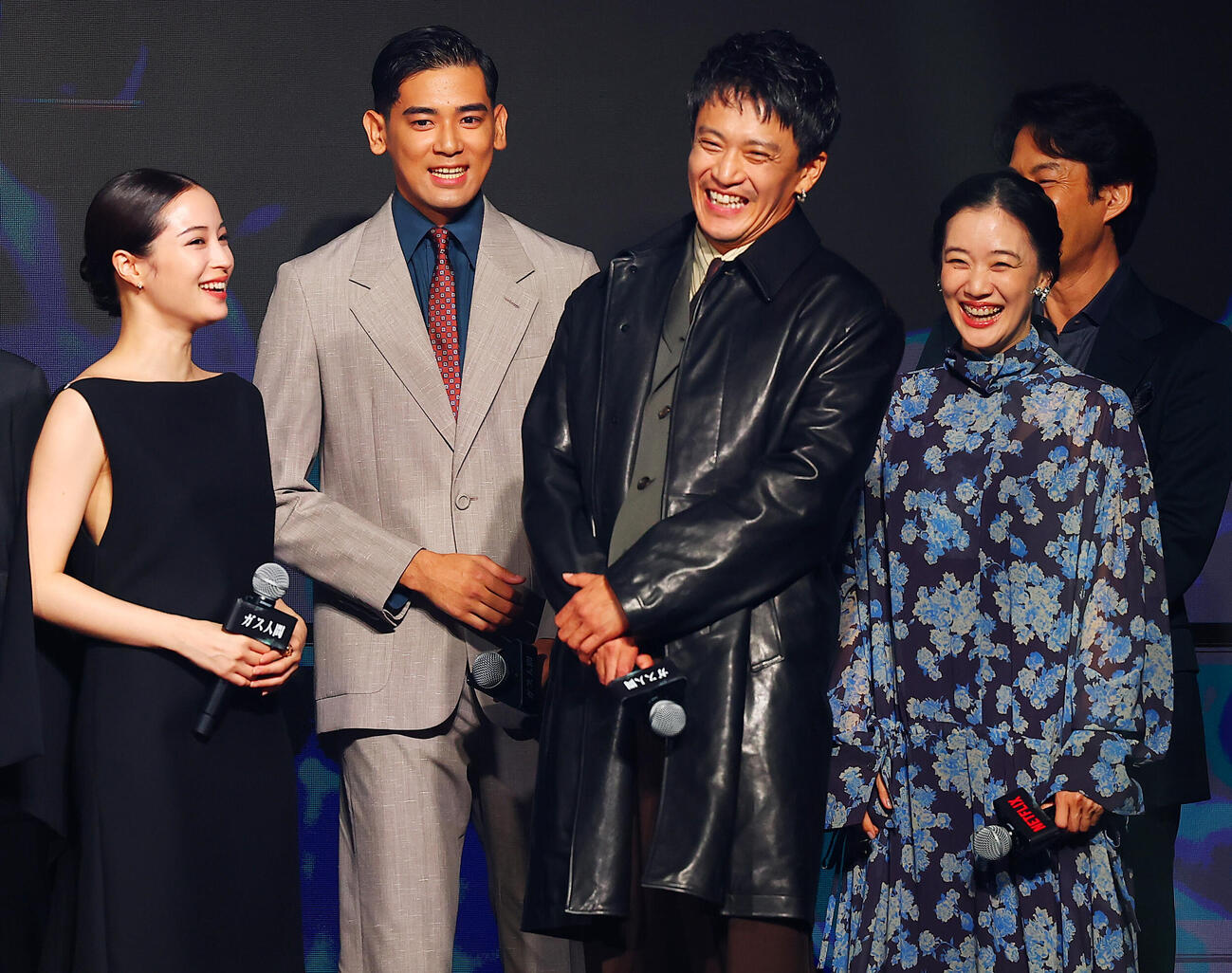 Netflixシリーズ「ガス人間」配信記念イベントに登場した、左から広瀬すず、UTA、小栗旬、蒼井優、竹野内豊ら（撮影・野上伸悟）