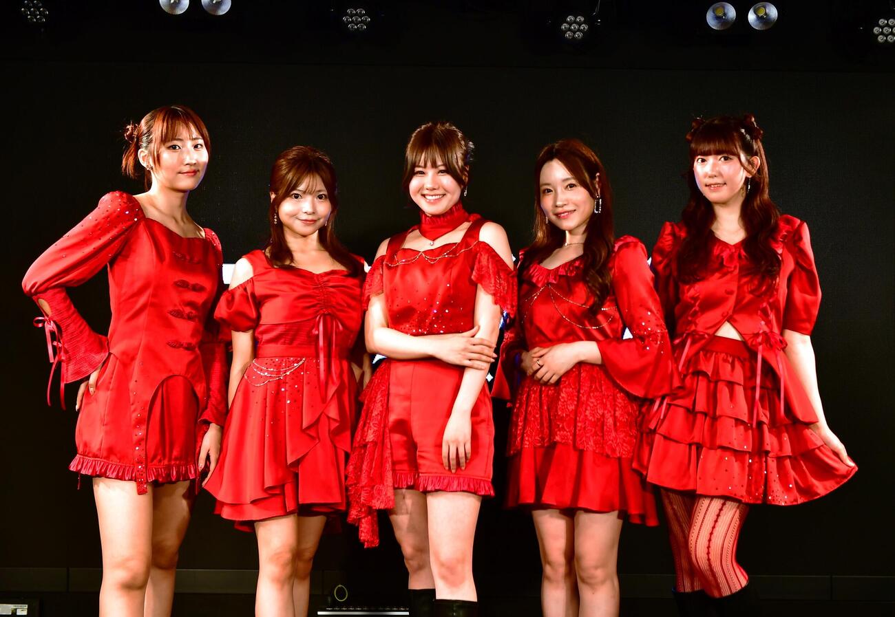 初公演を行った5人組アイドルグループ、アタシノトリコ