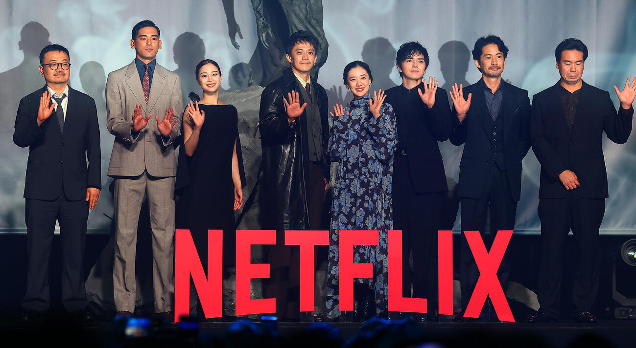 Netflixシリーズ「ガス人間」配信記念イベントに登場した、左からヨン・サンホ氏、UTA、広瀬すず、小栗旬、蒼井優、林遣都、竹野内豊、片山慎三監督（撮影・野上伸悟）