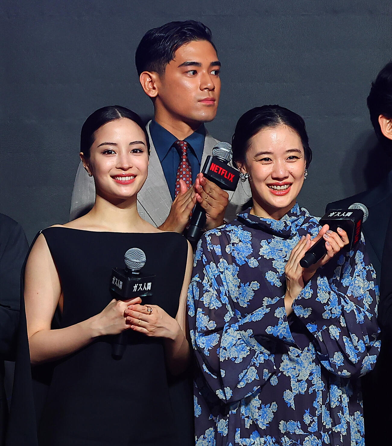 Netflixシリーズ「ガス人間」配信記念イベントに登場した広瀬すず（左）と蒼井優。後方はUTA（撮影・野上伸悟）