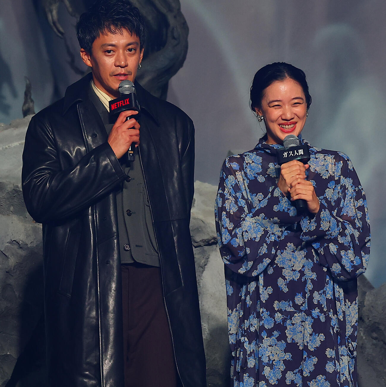 Netflixシリーズ「ガス人間」配信記念イベントに登場した小栗旬（左）と蒼井優（撮影・野上伸悟）