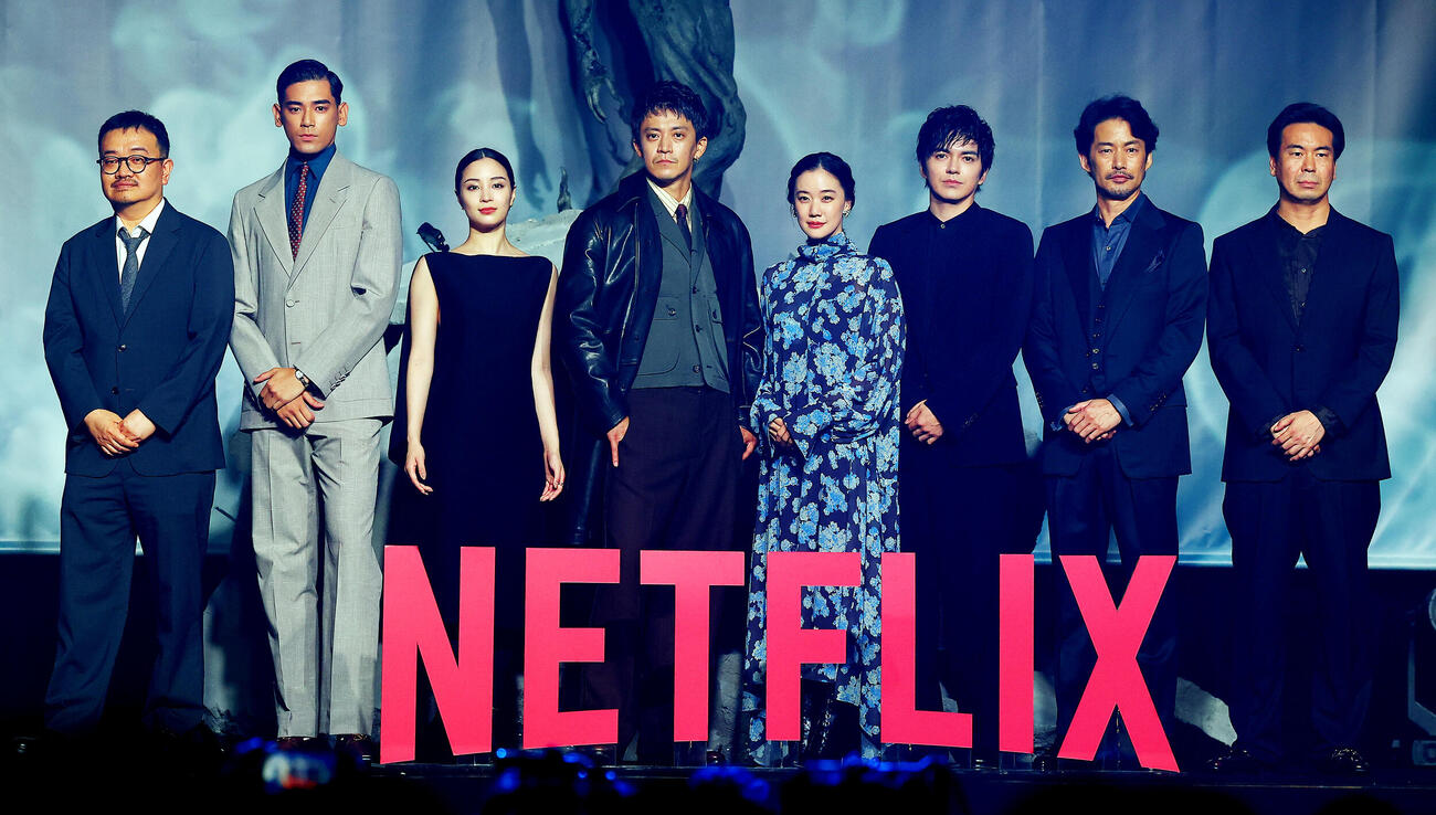 Netflixシリーズ「ガス人間」配信記念イベントに登場した、左からヨン・サンホ氏、UTA、広瀬すず、小栗旬、蒼井優、林遣都、竹野内豊、片山慎三監督（撮影・野上伸悟）
